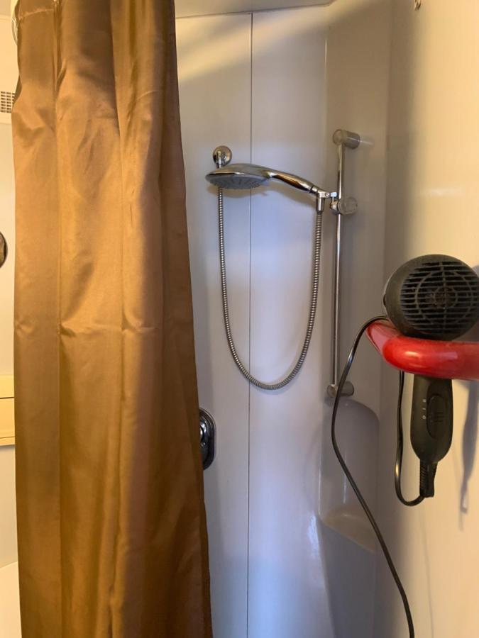 Luxurious , Next To University& Wifi, Free Parking, Bed&matress *